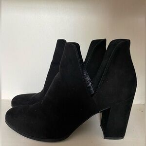 Black high heel boots. Very good condition.